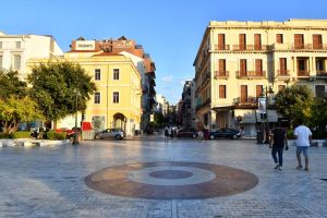 Πού να σταθείς σε μια πόλη που όλο σε σπρώχνει να περάσεις;