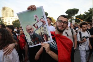 Η «εξέγερση των Φλαμίνγκο» στην Αλβανία είναι μία εικόνα από το μέλλον