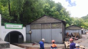 Dos especialistas de la Brigada de Salvamento Minero inspeccionan 
