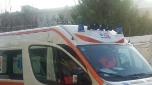 Tragedia a Tolentino: donna cade nella piscina di casa e muore. L’allarme dato da un familiare