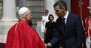 Lo que no tapa la sotana del Papa