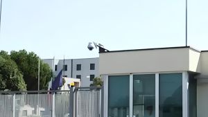 Rivolta nel carcere di Cremona: detenuti incendiano una sezione, distruggono finestre e telecamere