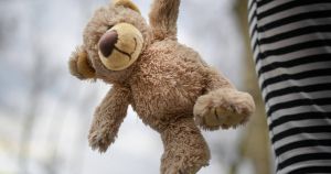 Como a morte de uma criança de 11 anos em França reacendeu o debate sobre a violência contra menores