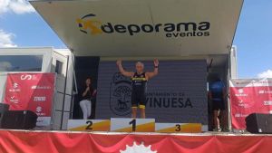 El campeonísimo Roberto Llamedo suma a los 76 años otro título nacional de triatlón: 