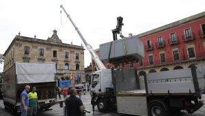 El joven operario al que se le cayó una caja fuerte en la plaza Mayor de Gijón sufre una fractura de pelvis