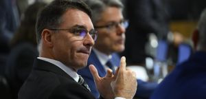 Eles ainda fingem não saber quem é Flávio Bolsonaro