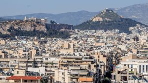 Στεγαστική «ασφυξία»: Πώς το κεραμίδι έγινε ο βαρύς βραχνάς του Έλληνα [πίνακες]