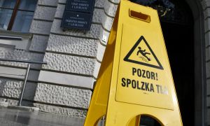 Varnostnik pijanega s kladivom dvakrat po glavi