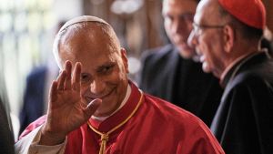 Sánchez applaude il Papa a Madrid ma pensa già alle Canarie