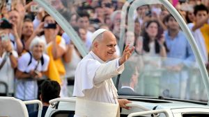Il Papa alla Sagrada Familia: il sogno di Gaudí è realtà. Rialziamo gli occhi al cielo