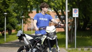 Un lungo corteo di moto attorno al lago di Santa Croce per dire addio a Matteo