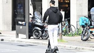 Monopattini, dal 1° luglio cambia tutto: casco, targa e assicurazione obbligatori
