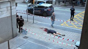 Muerto a tiros un hombre frente a una comisaría del centro de Barcelona, cerca de donde parte esta tarde el papamóvil
