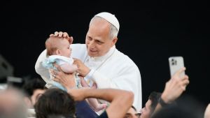 El papa León XIV llega a Montserrat ante la expectación de miles de fieles
