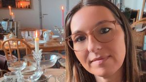 Sus­an­ne mi­ste­de sin mor som 14-årig: Nu åbner hun gårds­plad­sen for den gode sag