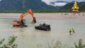 Attraversano il Tagliamento con il pick-up e restano bloccato nel fiume: salvati due turisti e i loro cani