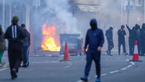 ¿Qué está pasando en Belfast? Claves de la ola de violencia contra los inmigrantes en Irlanda del Norte