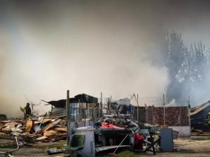 Scampia, incendio al campo rom: 60 evacuati La Protezione Civile: accelerare le bonifiche