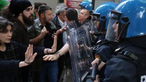 Nuovo corteo antifascista a Trieste. Intanto i fronti si insultano sui muri