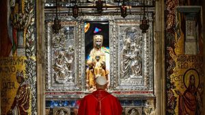 Montserrat ovaciona al Papa, que habla en catalán y ensalza los valores de integración de Catalunya