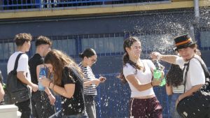 Ultima campanella, esplode la festa: 437mila studenti toscani salutano la scuola tra gavettoni, farina e magliette ricordo