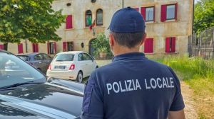 La nonna resta chiusa sul balcone, il nipotino di tre anni solo in casa: intervengono i vigili