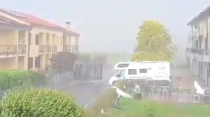 Maltempo a Montebelluna, il vento solleva e trascina uno scivolo in strada: il video