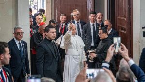 León XIV llama a actuar contra la soledad no deseada ante las entidades de caridad cristiana en la iglesia de Sant Agustí