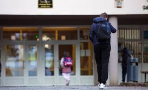 Brutalno vršnjačko nasilje u beogradskoj školi: Snimali dječake kako kleče i ljube im noge