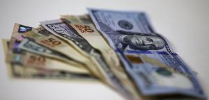 Inflação americana rompe a barreira dos 4% e amarra as mãos do Fed; Brasil sente o efeito colateral