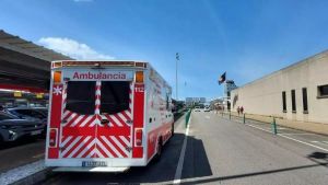 Dos nuevas emergencias en el Aeropuerto de Asturias precisan de medios del exterior ante la falta de un servicio de ambulancia propio: 