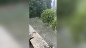 Maltempo, una forte grandinata si abbatte su Asolo: le immagini