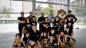 Los niños de un club de Gijón que se coronaron campeones de Asturias mientras su entrenador era operado del corazón: 