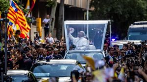 Barcelona se vuelca con León XIV en su paseo con el papamóvil: 