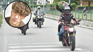 Il rombo dei motori per l’addio a Matteo, morto in moto a 18 anni