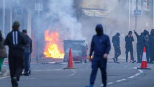Cosa sta succedendo a Belfast: così è nata la rivolta anti-immigrati. L'Irlanda del Nord è diventata una fucina d'odio
