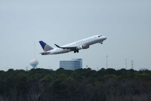 Man allegedly sneaks onto United flight to California, hides in bathroom