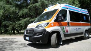 Cade in una buca, operaio trafitto alla coscia