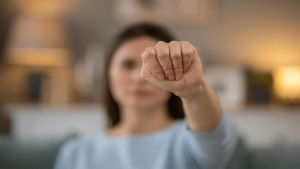 Baciata, palpeggiata e trascinata in pieno centro: una 22enne si salva dalla violenza sessuale facendo il “signal for help”