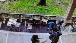 Stazione ostaggio delle gang, tra bande di spacciatori di droga, risse e bagni a cielo aperto: “Alla mattina tocca ripulire”