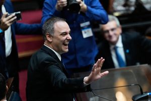 Adorni, entre la inocencia y la pelota
