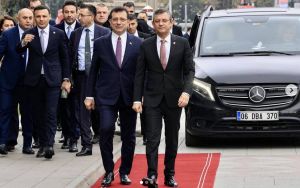 “Lider Kültü” ile Liderde Somutlaşan “Toplumsal Talep” Arasında Kalmak