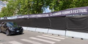 Ferrara, la Soprintendenza su Piazza Ariostea: «Via gazebo e divisori dal portico»
