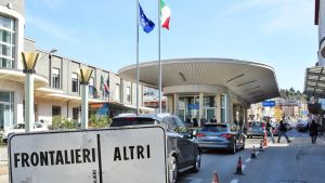 Frontalieri, il nodo della tassa: “I ristorni andrebbero ridotti”. Tensione fra Ticino e Berna