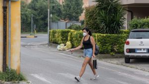 Incendio alla Delca Energy, tutte le finestre chiuse. Reportage a Lugnano, tra mascherine e fumo: “Mi ricorda il Covid”