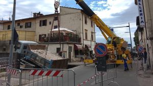 Troppo peso sul marciapiede, sprofonda camion di calcinacci