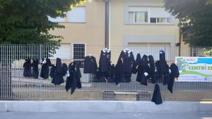 Nasce il grembiule sospeso. Un gesto semplice per chi ha meno possibilità