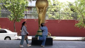 Gli iraniani traditi: “Prima spinti a insorgere Ora soli tra bombe e regime”