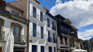 La renovación urbanística del casco antiguo de la Pola avanza de la mano del turismo: los primeros diez apartamentos de la calle San Antonio, a punto de abrir