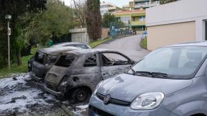 Accusato di 32 roghi d’auto: ora il presunto piromane di Trieste punta a uno sconto di pena